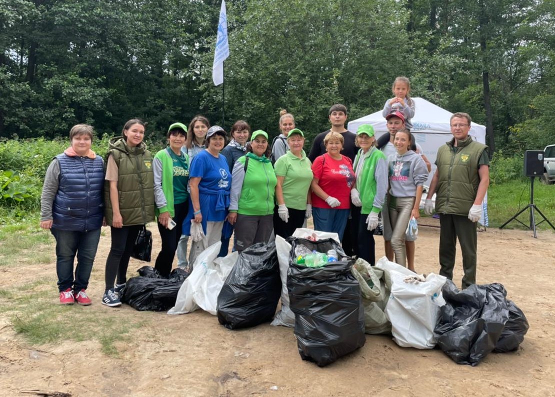 Сотрудники Росприроднадзора приняли участие в очистке от мусора береговой полосы и дна Голубых озер в г. Казани